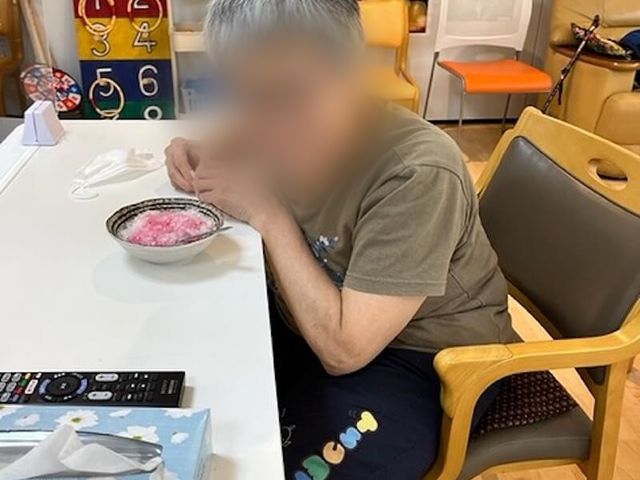 リビングの様子 リビング 明るい空間で、椅子に座りながらリラックスして過ごせる場所です。