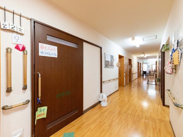 手すり付き廊下  