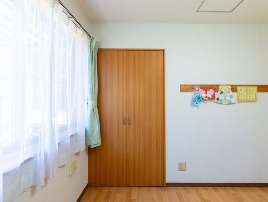 明るい居室の収納  