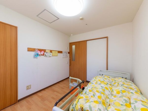 明るい居室のベッド  