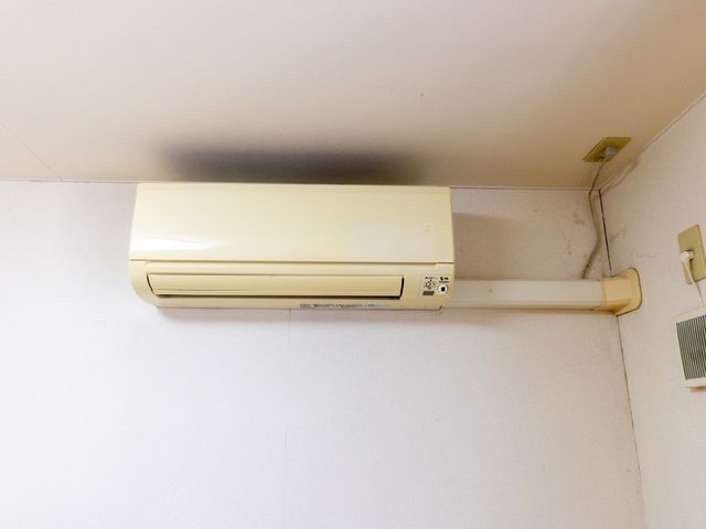 壁掛けエアコンのある天井付近 エアコン 壁掛けのエアコンが天井近くに設置されています。室内の温度管理に配慮した空間です。