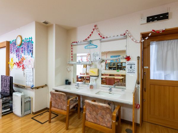 明るい洗面台のある食堂  