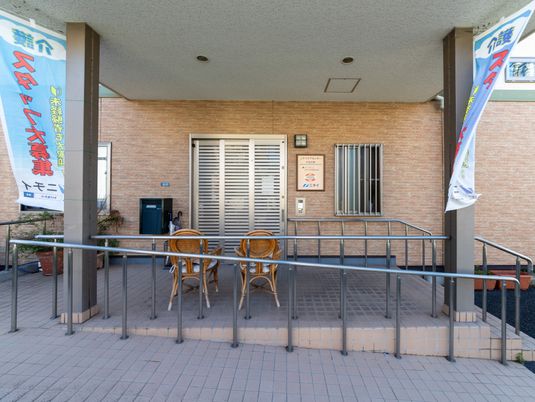 施設前の屋根付き玄関  