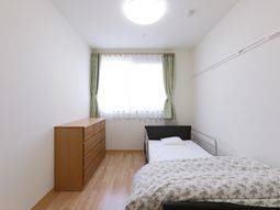 明るい居室の様子