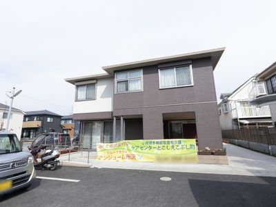 新築そうな外観の建物