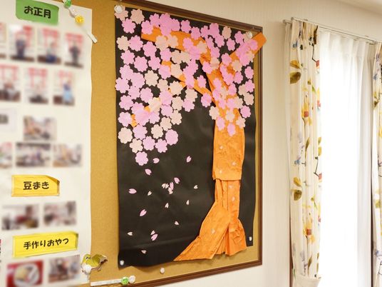 桜モチーフの掲示板装飾