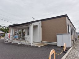 シンプルな建物の外観