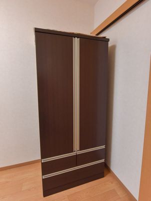茶色い引き戸の外観