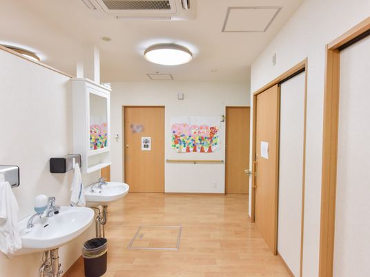 清潔な洗面所と廊下