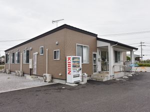 明るい建物の外観