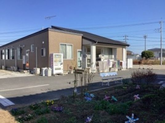 建物と花壇の外観  