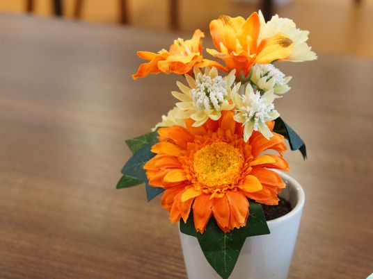 オレンジ色の花の飾り