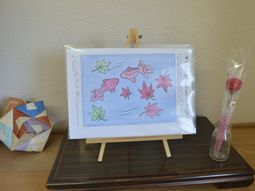 紙に描かれた絵と花瓶