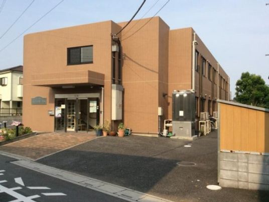 茶色い建物の外観