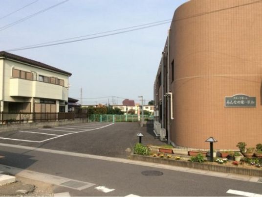 静かな外観の建物