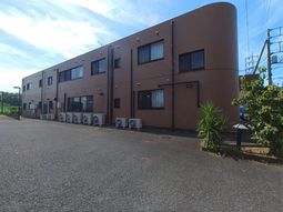 茶色の建物の外観