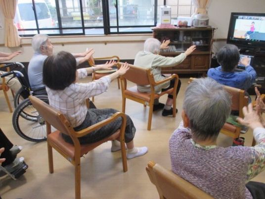 椅子に座る皆の運動会