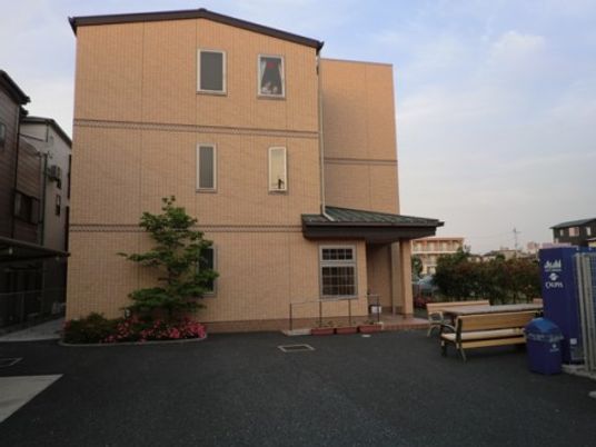 茶色の建物と坪庭