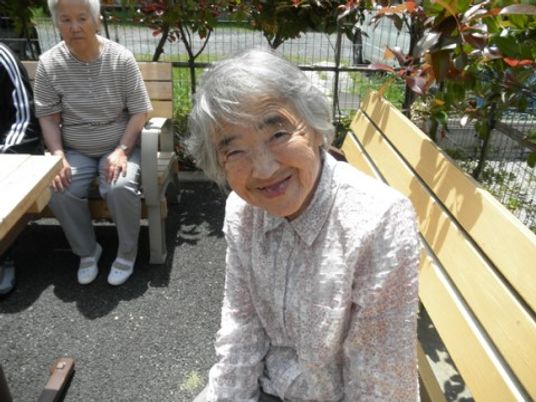 笑顔のおばあさまと中庭