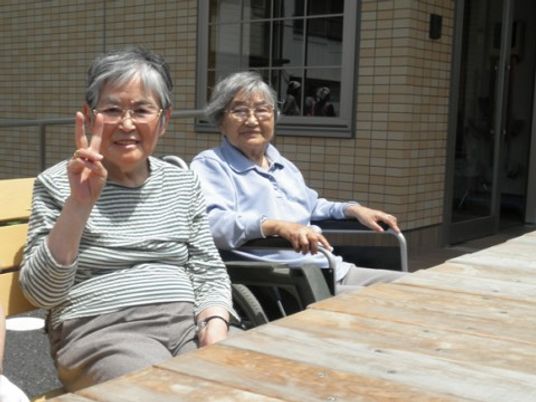 明るい庭のテーブルで休憩