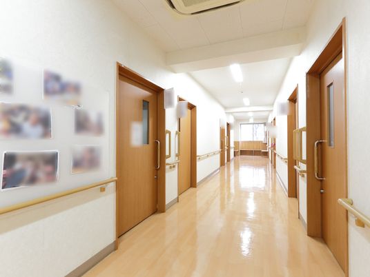 清潔感ある廊下の風景