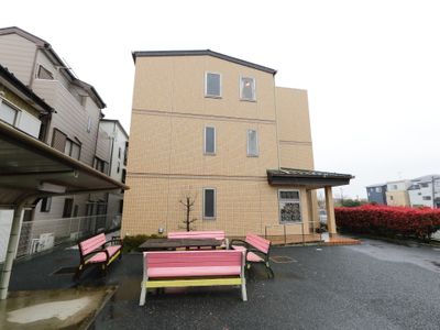 施設の外観とベンチ
