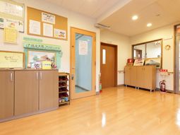 明るい廊下と掲示物