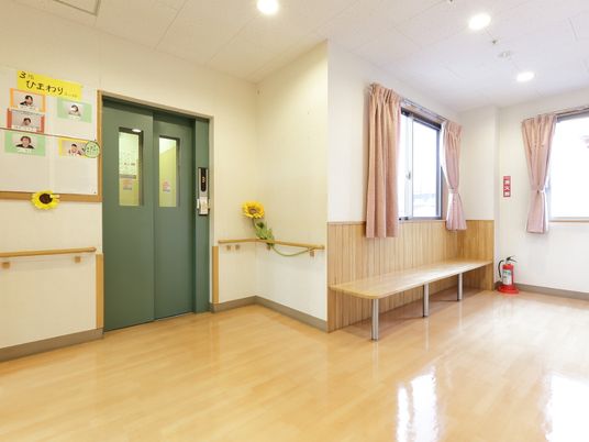 明るい廊下と掲示物