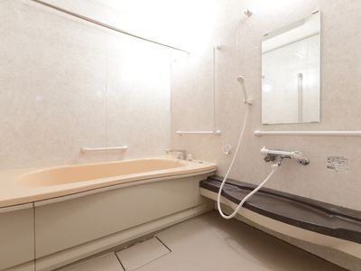 清潔な浴室の内観