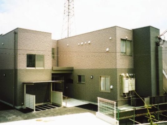 灰色の建物の外観