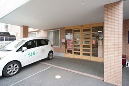 明るいエントランスの風景