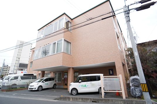 明るいエントランスの施設