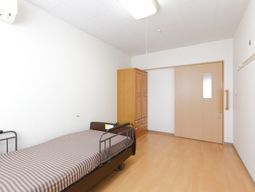 シンプルな居室の一角
