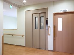 清潔な廊下とエレベーター