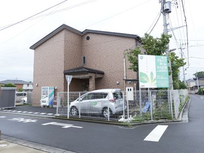茶色の建物のエントランス