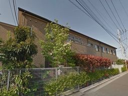 落葉樹のある施設外観