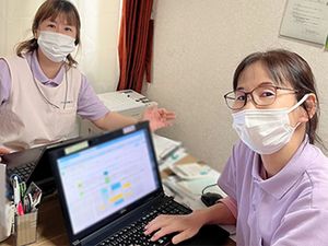デスクで働くスタッフ