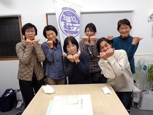 笑顔の職員たちの集まり