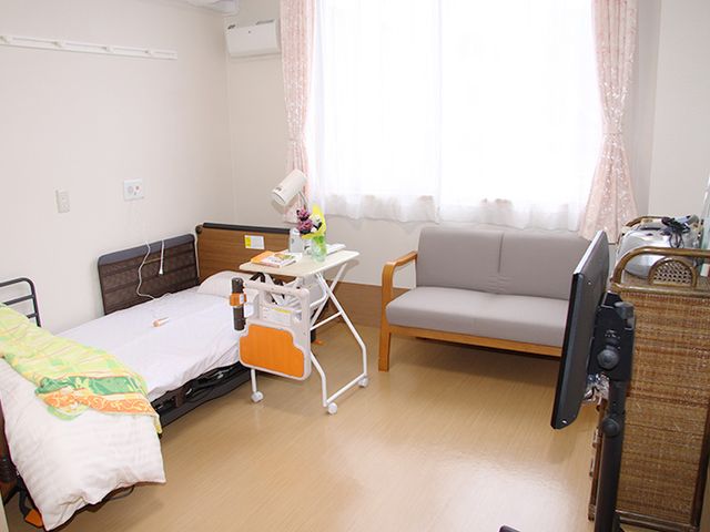 開放感ある居室 居室 広々とした居室で、自然光が差し込む明るい空間です。快適な就業環境を提供します。