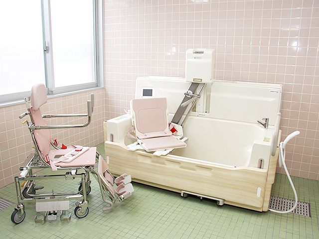 快適な入浴設備の浴室 浴室 お年寄りに優しい機能的な浴室です。車椅子でも安心して使いやすく設計されています。