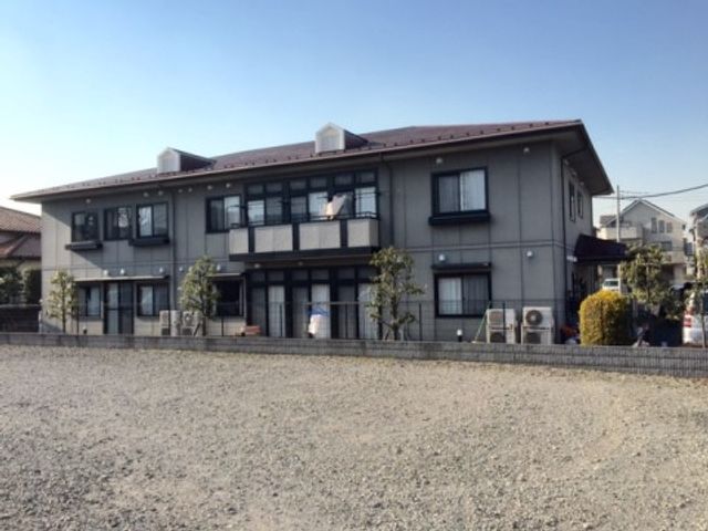 広々とした施設の外観 外観 心地よい日差しが差し込む明るい建物の前には、広々とした空間が広がり、清潔感のあふれる環境が保たれています。