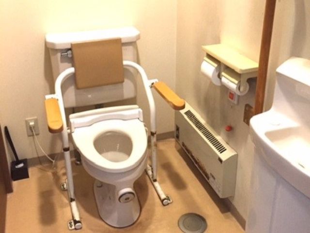 手すり付きの快適トイレ トイレ 手すり付きで安全面に配慮した清潔なトイレです。快適な使用感を提供し、自立した日常生活を支援しています。