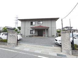 落ち着いた色調の建物の外観