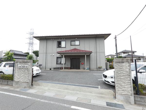 落ち着いた色調の建物の外観
