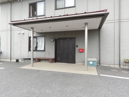 清潔感のある建物のエントランス