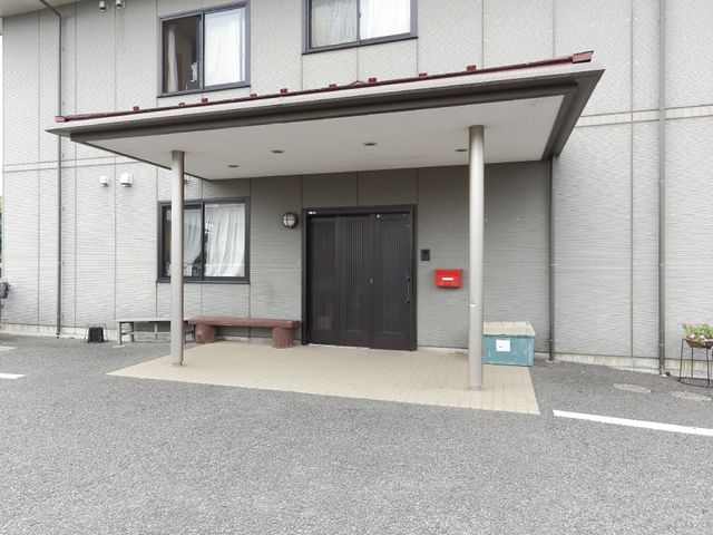 清潔感のある建物のエントランス 入口前 落ち着いた色合いで設えられた入り口が、安心感を与えます。