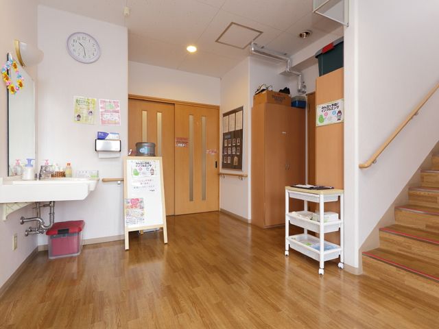 明るいエントランス風景 玄関 入口近くには手洗い設備が整えられ、清潔感のあふれる空間となっています。