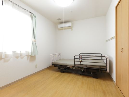 シンプルな居室の一角