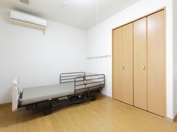 シンプルな居室の様子