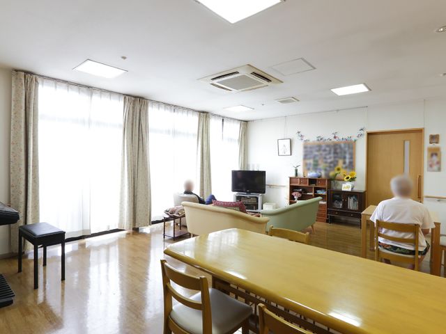 共有リビング空間 共用スペース ゆったりとした共有スペースで、利用者がリラックスしています。